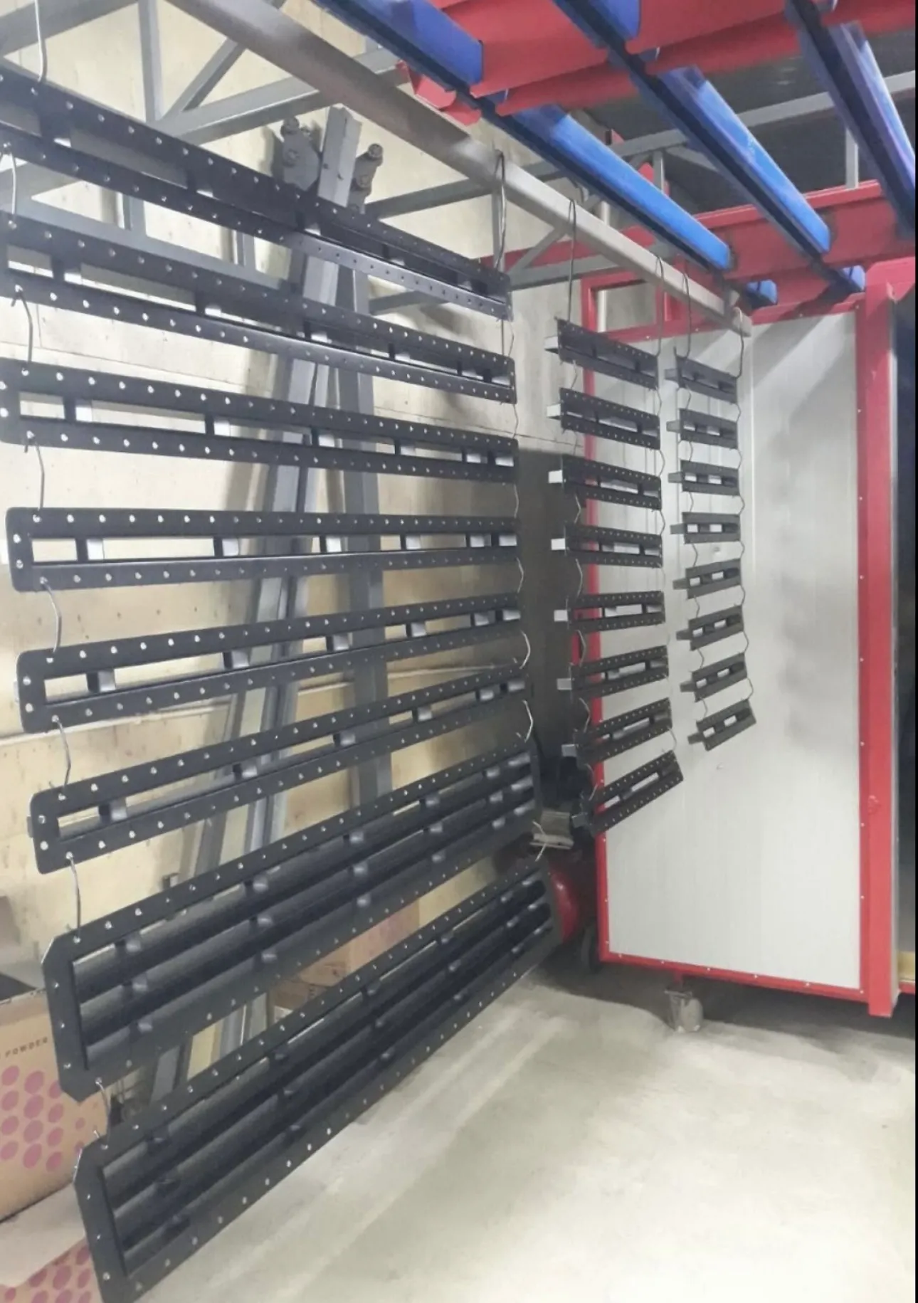 Готовые металлические изделия после порошковой покраски на линии Polimerdisk